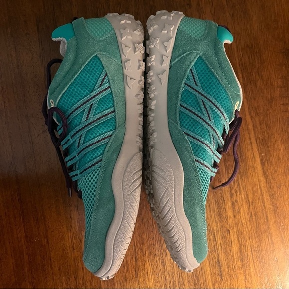 Hi-Tec Apollo Aqua Marine/Wine color. Women’s size 8.5. Like new - Picture 8 of 15